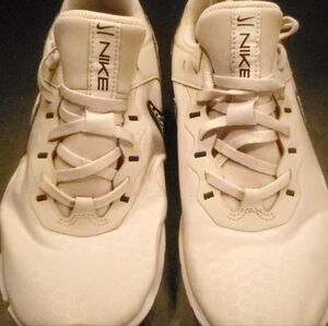 Nike Women's Legend Essential 2 Premium Leopard Size 8